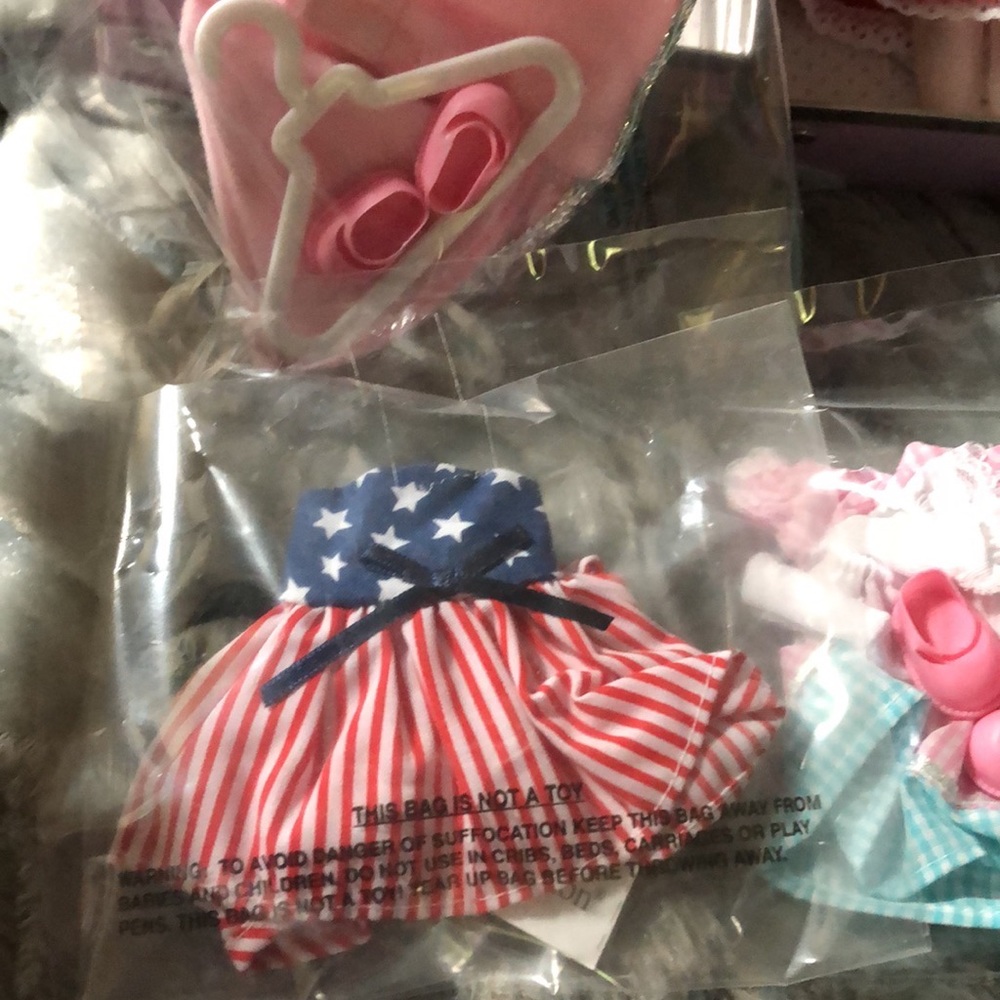 Doll with 8 Outfits and Pink Trunk - Picture 4 of 5